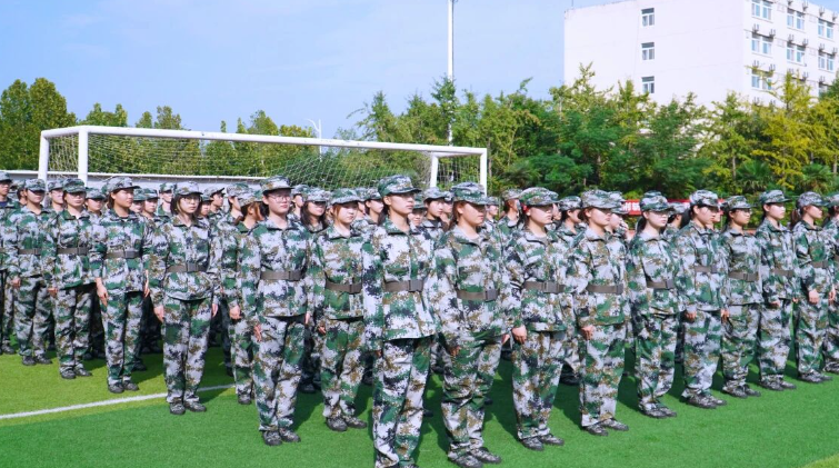 郑美军训进行时:迷彩青春,绘梦启航