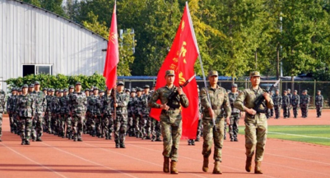 我们召开2025级学生军训汇报暨总结表彰大会